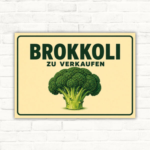 Brokkoli zu verkaufen Schild mit großer Schrift, Brokkoli-Motiv und hellem Hintergrund für den Verkaufsbereich.