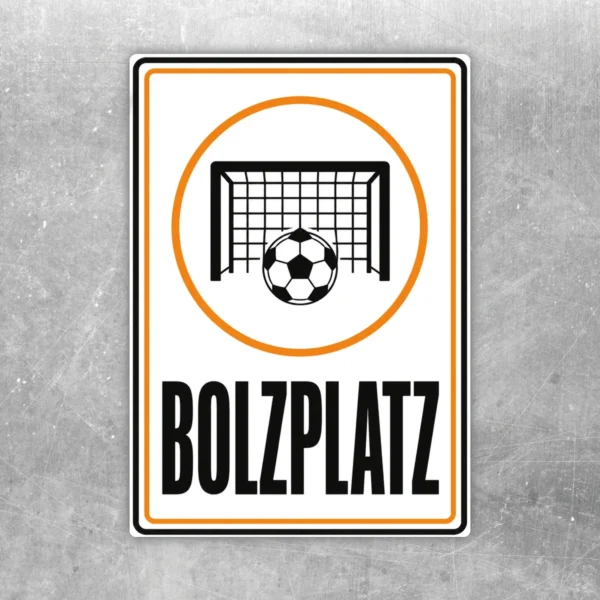 Bolzplatz Aufkleber im Hochformat mit Fußballtor, Ball, orangefarbenem Kreis und schwarzem Schriftzug auf weißem Grund.