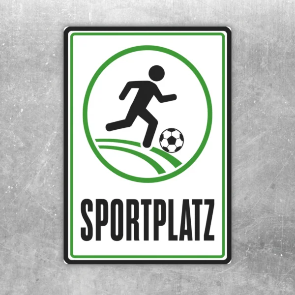 Sportplatz Aufkleber im Hochformat mit Fußballspieler, Ball, grünem Kreis und schwarzem SPORTPLATZ-Schriftzug.