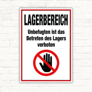 Schild mit Aufschrift „Lagerbereich Unbefugten ist das Betreten des Lagers verboten“ und rotem Verbotssymbol als Verbotsschild.