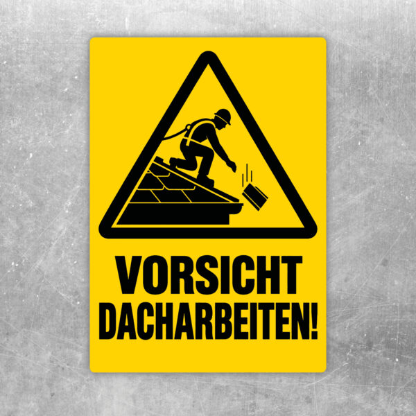Aufkleber Vorsicht Dacharbeiten! als Standardmockup im Hochformat mit gut lesbarem Motiv.