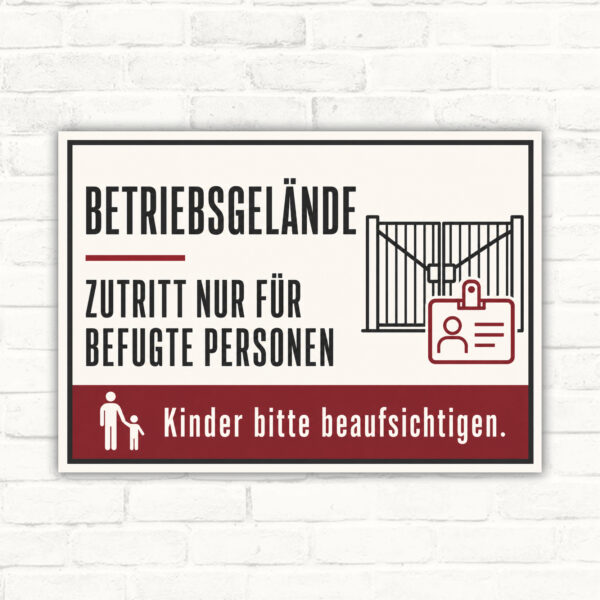 Schild mit der Aufschrift „Betriebsgelände Zutritt nur für Befugte Personen – Kinder bitte beaufsichtigen“ im Querformat.