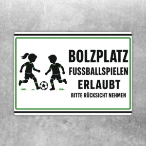Bolzplatz Fußballspielen erlaubt Aufkleber mit spielenden Kindern, grünem Rahmen und Hinweis Bitte Rücksicht nehmen.