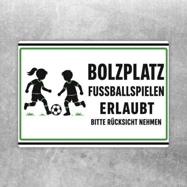 Bolzplatz Fußballspielen erlaubt Aufkleber mit spielenden Kindern, grünem Rahmen und Hinweis Bitte Rücksicht nehmen.