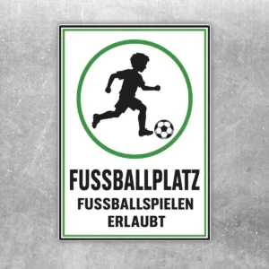 Fussballplatz Aufkleber im Hochformat mit Fußballspieler-Symbol und Text Fussballspielen erlaubt in Grün, Schwarz und Weiß.