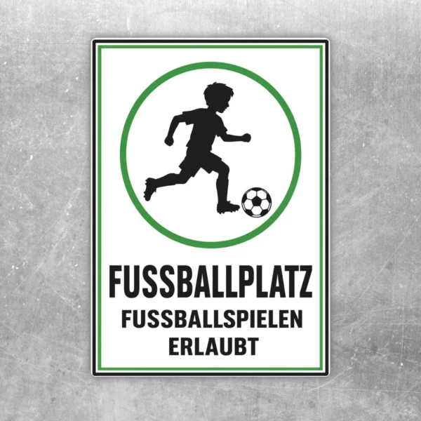 Fussballplatz Aufkleber im Hochformat mit Fußballspieler-Symbol und Text Fussballspielen erlaubt in Grün, Schwarz und Weiß.