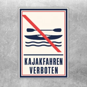 Hochformatiger Kajakfahren verboten Aufkleber mit roter Diagonale, blauem Kajak, Wellen und Text auf hellem Grund.