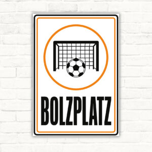 Bolzplatz Schild mit Fußballtor und Ball sowie dem Schriftzug BOLZPLATZ als sportliches Hinweisschild.