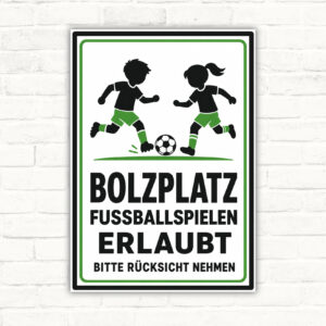 Bolzplatz-Schild mit spielenden Kindern und Text „Fussballspielen erlaubt, bitte Rücksicht nehmen“ als Hinweis zum Sportbereich.