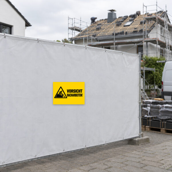 KI-generiertes Anwendungsbeispiel: Vorsicht Dacharbeiten Warnschild im Querformat am passenden Einsatzort.