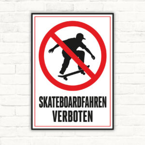 Schild mit rotem Verbotssymbol und schwarzer Skateboarder-Silhouette, Schriftzug Skateboardfahren verboten, Hochformat.