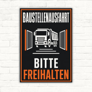 Baustellenausfahrt bitte freihalten Schild mit Lkw-Motiv, schwarzem Hintergrund und orangefarbener Umrandung im Hochformat.