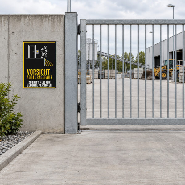 KI-generiertes Anwendungsbeispiel: Hochformat-Warnschild mit „Vorsicht Absturzgefahr – Zutritt nur für befugte Personen“ in Schwarz, Gelb und Weiß.