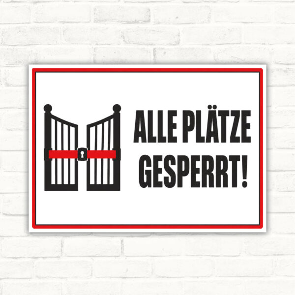 Alle Plätze gesperrt Schild mit Tor-Symbol, rotem Rahmen und schwarzem Text als Hinweisschild für Sportanlagen.