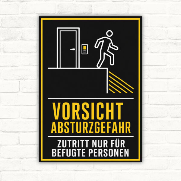 Warnschild mit Text „Vorsicht Absturzgefahr, Zutritt nur für befugte Personen“ in Schwarz, Gelb und Weiß.