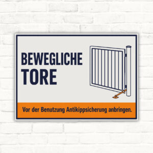 Schild mit Motiv eines beweglichen Tores und Text „Vor der Benutzung Antikippsicherung anbringen“.