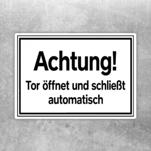 Schwarz-weißer Aufkleber mit Text Achtung Tor öffnet und schließt automatisch im Querformat auf grauem Hintergrund.