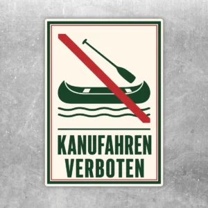 Kanufahren verboten Aufkleber im Hochformat mit Kanu, Paddel, Wellen, rotem Balken und grünem Text auf beigem Grund.