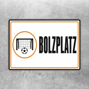 Bolzplatz Aufkleber im Querformat mit Fußballtor, Ball, orangefarbenem Kreis und schwarzem Schriftzug auf weißem Grund.