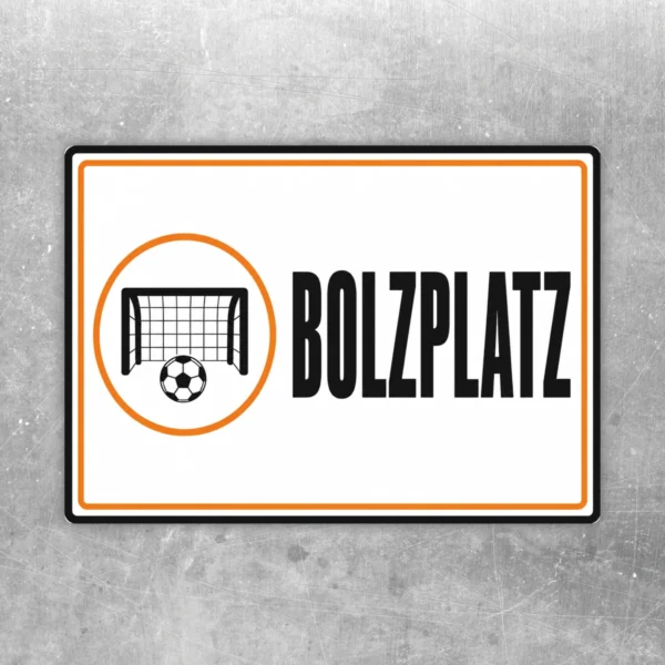 Bolzplatz Aufkleber im Querformat mit Fußballtor, Ball, orangefarbenem Kreis und schwarzem Schriftzug auf weißem Grund.
