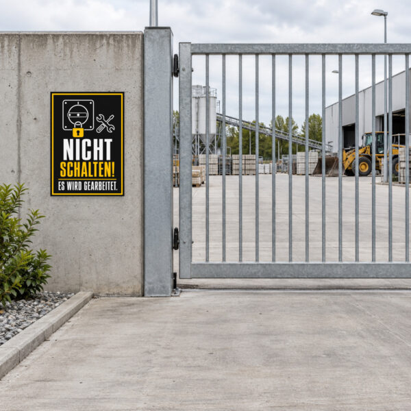 KI-generiertes Anwendungsbeispiel: Hochformat-Schild „Nicht schalten! Es wird gearbeitet.“ für einen gesperrten Technikbereich.