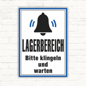 Hochformatiges Hinweisschild „Lagerbereich bitte klingeln und warten“ mit Glockensymbol in Schwarz, Blau und Weiß.