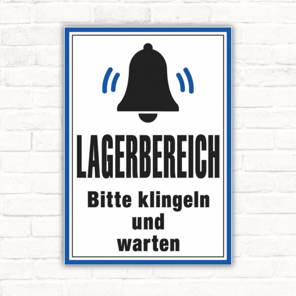 Hochformatiges Hinweisschild „Lagerbereich bitte klingeln und warten“ mit Glockensymbol in Schwarz, Blau und Weiß.