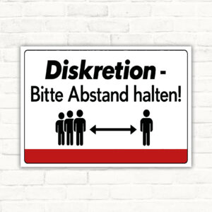 Diskretion Schild im Querformat mit Wortlaut „Bitte Abstand halten!“, Personenpiktogrammen, Abstandspfeil und rotem Balken.