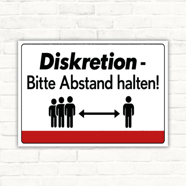 Diskretion Schild im Querformat mit Wortlaut „Bitte Abstand halten!“, Personenpiktogrammen, Abstandspfeil und rotem Balken.