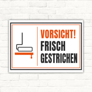 Vorsicht! Frisch gestrichen Schild mit Farbroller-Symbol und großem Warntext in Orange und Schwarz als Querformat.