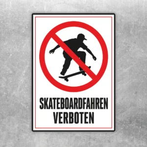 Skateboardfahren verboten Aufkleber im Hochformat mit rotem Verbotssymbol, schwarzer Skater-Silhouette und Text.