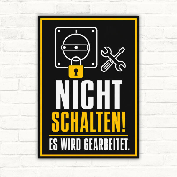 Nicht schalten! Es wird gearbeitet. Hochformat-Schild mit Schloss-, Werkzeug- und Warnsymbol auf schwarzem Grund.