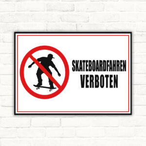 Skateboardfahren verboten Schild im Querformat mit rotem Verbotssymbol und schwarzem Text auf weißem Hintergrund.