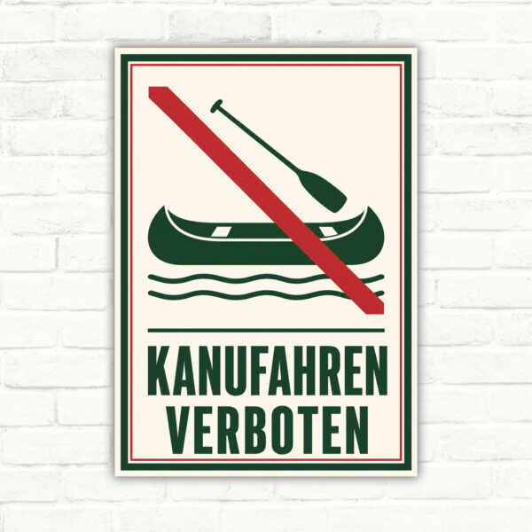 Kanufahren verboten Schild mit Kanu, Paddel und rotem Verbotsstrich als bedrucktes Verbotsschild.