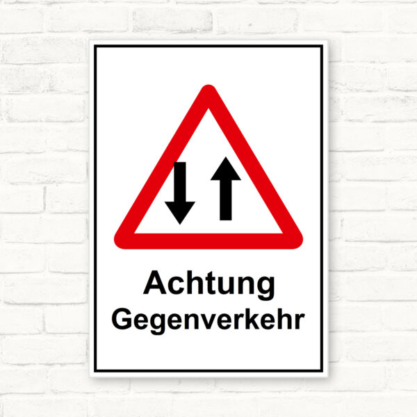 Warnschild „Achtung Gegenverkehr“ mit rotem Dreieck, schwarzen Pfeilen und klar lesbarem Text auf weißem Hintergrund.