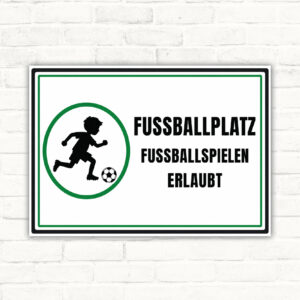 Fußballplatz Schild – Fußballspielen erlaubt mit gut lesbarem Motiv und klarer Beschriftung als bedrucktes Schild aus Aluminium-Verbundplatte.
