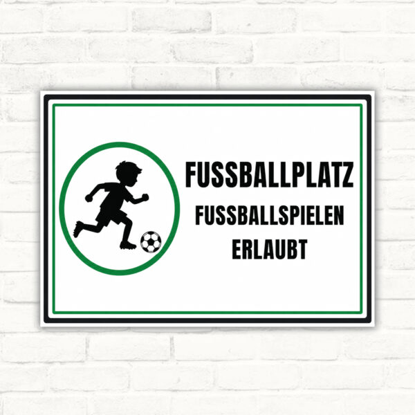 Fußballplatz Schild – Fußballspielen erlaubt mit gut lesbarem Motiv und klarer Beschriftung als bedrucktes Schild aus Aluminium-Verbundplatte.