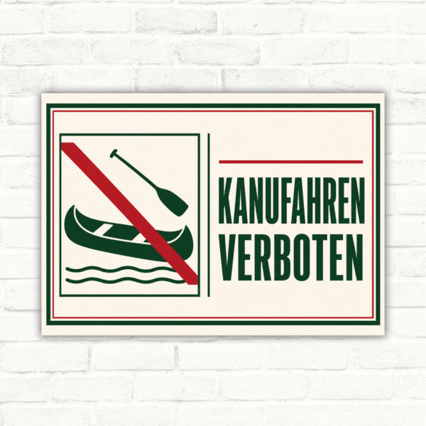 Kanufahren verboten Schild im Querformat mit Kanu, Paddel und rotem Verbotsstrich sowie großem Text.
