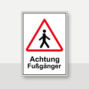 Warnschild mit rotem Dreieck und Fußgänger-Symbol sowie dem Text „Achtung Fußgänger“ als Hochformat-Schild.
