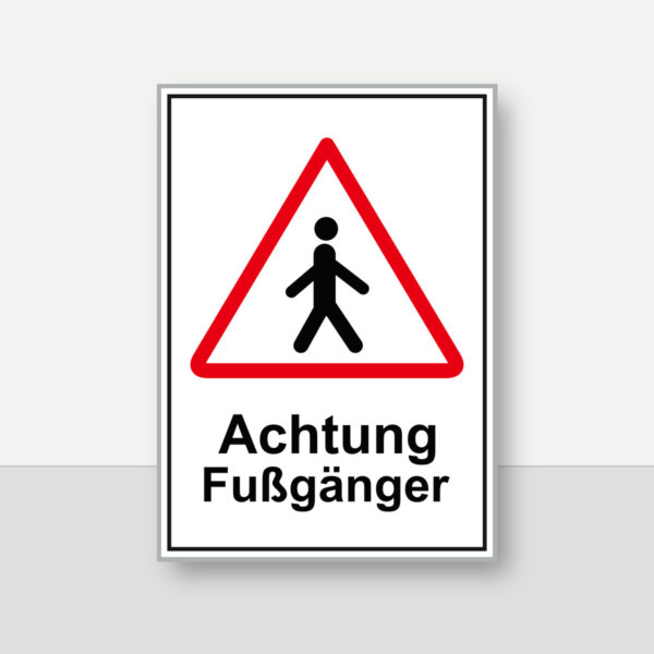 Warnschild mit rotem Dreieck und Fußgänger-Symbol sowie dem Text „Achtung Fußgänger“ als Hochformat-Schild.