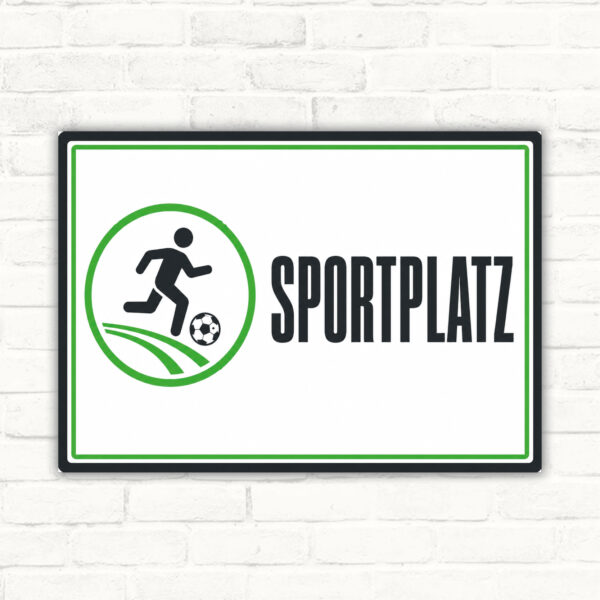 Sportplatzschild mit Fußballmotiv und Schriftzug „SPORTPLATZ“ als querformatiges Hinweisschild.