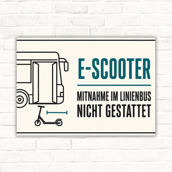 Schild mit Aufdruck „E-Scooter Mitnahme im Linienbus nicht gestattet“, Bus- und E-Scooter-Motiv im Querformat.