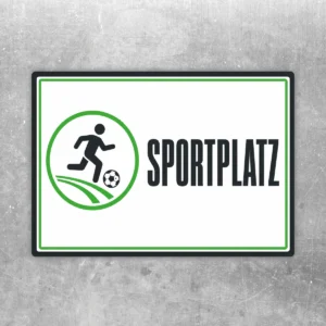 Sportplatz Aufkleber im Querformat mit Fußballspieler, Ball und Schriftzug SPORTPLATZ in Grün, Schwarz und Weiß.