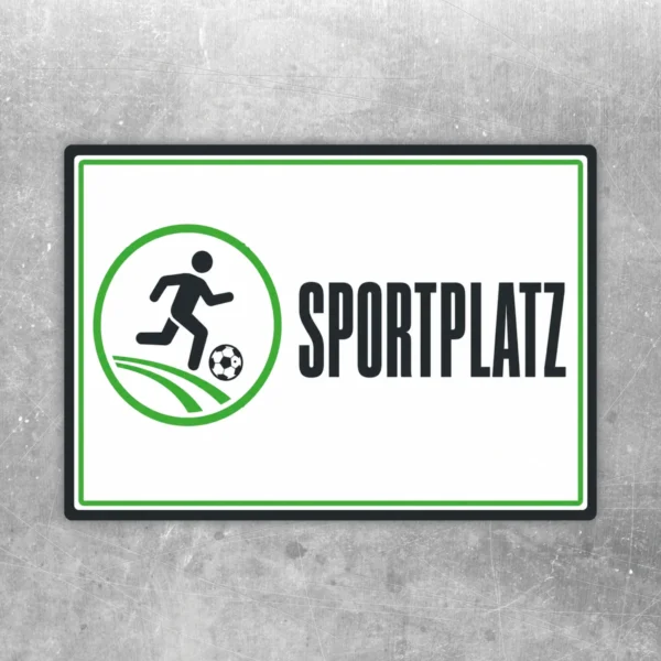 Sportplatz Aufkleber im Querformat mit Fußballspieler, Ball und Schriftzug SPORTPLATZ in Grün, Schwarz und Weiß.