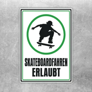Skateboardfahren erlaubt Aufkleber im Hochformat mit grüner Kreisgrafik, schwarzer Skater-Silhouette und Text.