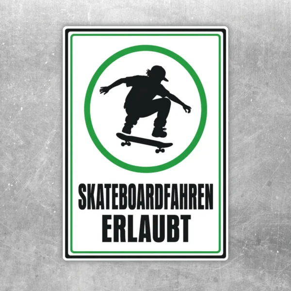 Skateboardfahren erlaubt Aufkleber im Hochformat mit grüner Kreisgrafik, schwarzer Skater-Silhouette und Text.