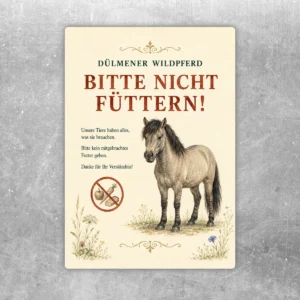 Dülmener Wildpferd Bitte nicht füttern Aufkleber mit Wildpferd, Hinweistex t und Naturmotiv auf hellem Grund.