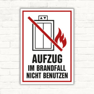 Aufzug im Brandfall nicht benutzen Schild mit rotem Verbotsschrägstrich und Flammensymbol, hochwertig als Alu-Verbundschild.