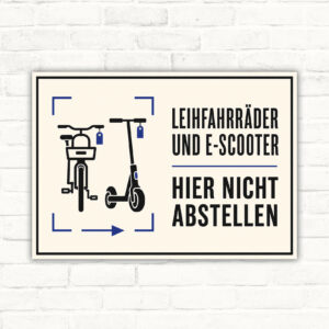 Schild mit Leihfahrrädern und E-Scooter: „Hier nicht abstellen“, modernes Hinweisschild im Querformat.