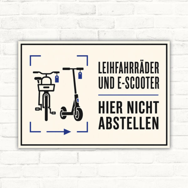 Schild mit Leihfahrrädern und E-Scooter: „Hier nicht abstellen“, modernes Hinweisschild im Querformat.